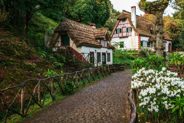 Traditionella hus i skogsparken Queimadas